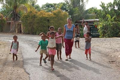 På gåtur med børnene i landsbyen På gåtur med børnene i landsbyen i Fiji