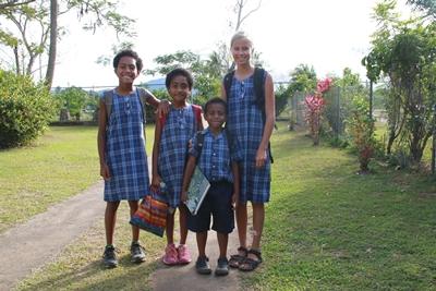 Familien S.s datter med sine nye venner Familien S.s datter med sine nye venner i Fiji