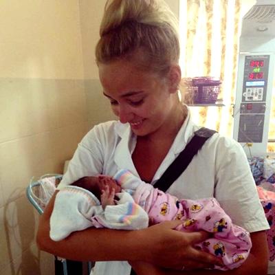 Flora med nyfødt baby på fødegangen Flora arbejdede med obstetrik i Sri Lanka