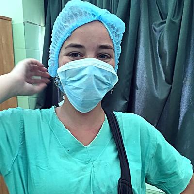 Flora i uniform og klar til arbejde Flora på arbejde på hospitalet