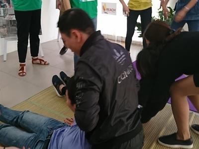 Medicine volunteers teaching first aid Medicine volunteers teaching first aid