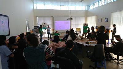 Medicine volunteers give a presentation about first aid Medicine volunteers give a presentation about first aid