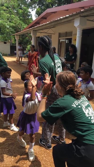 Dentisrty volunteers playing with the children in Sri Lanka Dentisrty volunteers playing with the children in Sri Lanka
