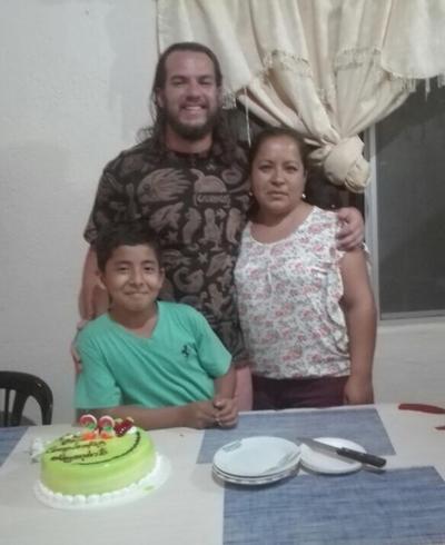 Volunteer with his host family in Ecuador Volunteer with his host family in Ecuador