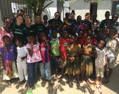 Care volunteer with the children in Tanzania Care volunteer with the children in Tanzania