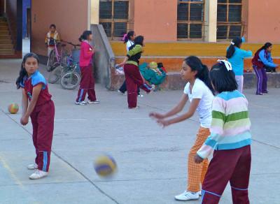 A volunteer volleyball lesson in Peru A volunteer volleyball lesson in Peru