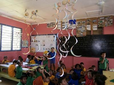 Volunteer teaches art and crafts in Fiji Volunteer teaches art and crafts in Fiji