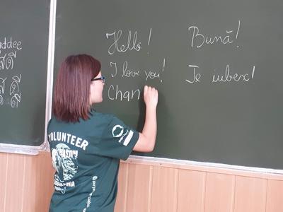 A Teaching volunteer holds an English class at a primary school A Teaching volunteer holds an English class at a primary school