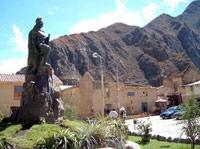 Statue in Plaza Ollantay