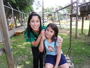 Voluntariado con niños en Costa Rica Voluntaria con niña en centro para niños en Costa Rica
