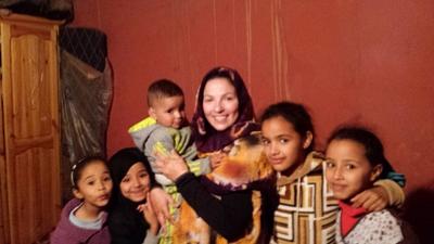 Une volontaire avec des enfants marocains dans une famille d'accueil Une volontaire avec des enfants marocains dans une famille d'accueil