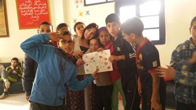 Une volontaire entourée d'enfants marocains dans une école Une volontaire entourée d'enfants marocains dans une école