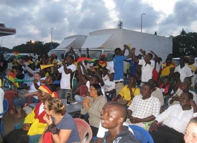 Ambiance au son des vuvuzela lors du match de coupe du monde de football Ghana vs. Allemagne ! Ambiance au son des vuvuzela lors du match de coupe du monde de football Ghana vs. Allemagne !