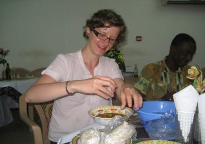 Découverte d’un plat traditionnel ghanéen le « banku » qui se mange avec les mains ! Découverte d’un plat traditionnel ghanéen le « banku » qui se mange avec les mains !