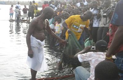 Ouverture du festival « Bakatue » à Elmina - premières prises de pêches données en offrandes aux divinités locales pour implorer une bonne saison des pêches Ouverture du festival « Bakatue » à Elmina - premières prises de pêches données en offrandes aux divinités locales pour implorer une bonne saison des pêches