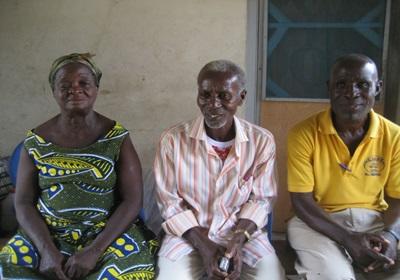 Les parents d’Anthony Annan ainsi que son oncle (en jaune) dans leur maison à Cape Coast Les parents d’Anthony Annan ainsi que son oncle (en jaune) dans leur maison à Cape Coast