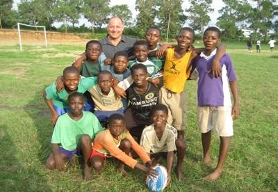 Nicolas Jones, coach anglais de rugby et volontaire de Projects Abroad entouré de jeunes rugbymen ghanéens Nicolas Jones, coach anglais de rugby et volontaire de Projects Abroad entouré de jeunes rugbymen ghanéens