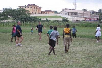Séance d’entrainement de rugby de jeunes ghanéens coachés par des volontaires anglais de Projects Abroad, Nicolas Jones et David Rowe Séance d’entrainement de rugby de jeunes ghanéens coachés par des volontaires anglais de Projects Abroad, Nicolas Jones et David Rowe