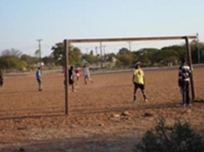 Un match de foot contre les locaux Un match de foot contre les locaux