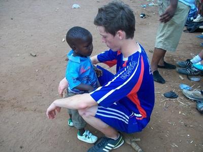 Chantier sport, Ghana par Baptiste Pageot Mission humanitaire, Népal par Shereen Berrahma