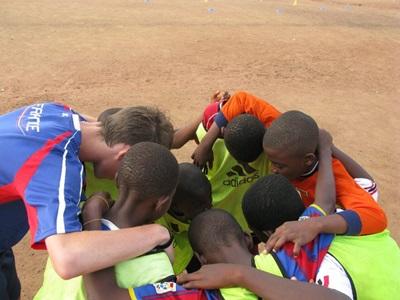 Chantier sport, Ghana par Baptiste Pageot Mission humanitaire, Népal par Shereen Berrahma