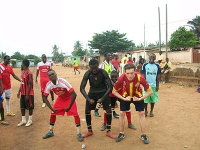 Chantier sport, Ghana par Baptiste Pageot Mission humanitaire, Népal par Shereen Berrahma