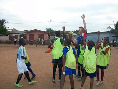 Chantier sport, Ghana par Baptiste Pageot Mission humanitaire, Népal par Shereen Berrahma