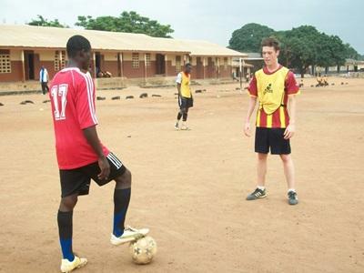 Chantier sport, Ghana par Baptiste Pageot Mission humanitaire, Népal par Shereen Berrahma