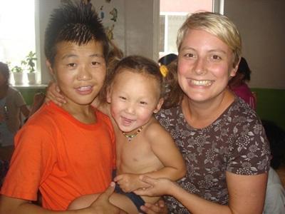 Charlotte et les enfants en Mongolie Charlotte et les enfants en Mongolie