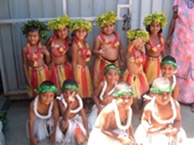 Les enfants et leurs colliers de fleurs Les enfants et leurs colliers de fleurs