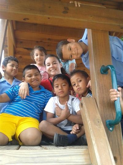 Elina avec les enfants de la garderie Elina avec les enfants de la garderie