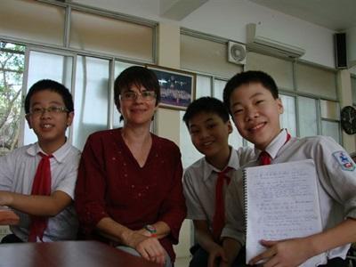 Helene avec les élèves vietnamiens Helene avec les élèves vietnamiens
