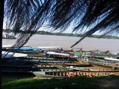 Pirogues sur le fleuve au Pérou Pirogues sur le fleuve au Pérou
