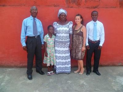 Julie et sa famille d'accueil ghanéenne Julie et sa famille d'accueil ghanéenne