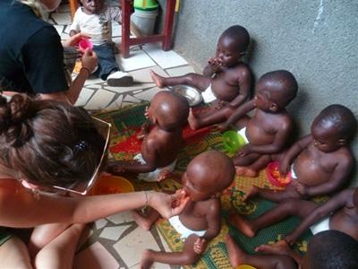 S'occuper de bébés dans l'orphelinat au Ghana S'occuper de bébés dans l'orphelinat au Ghana