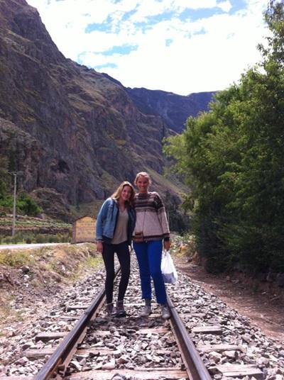 Léa et Annabelle sur la route du Machu Pichu Missions humanitaires Pérou