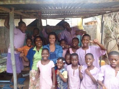 Une volontaire parmi les enfants togolais. Une volontaire parmi les enfants togolais.
