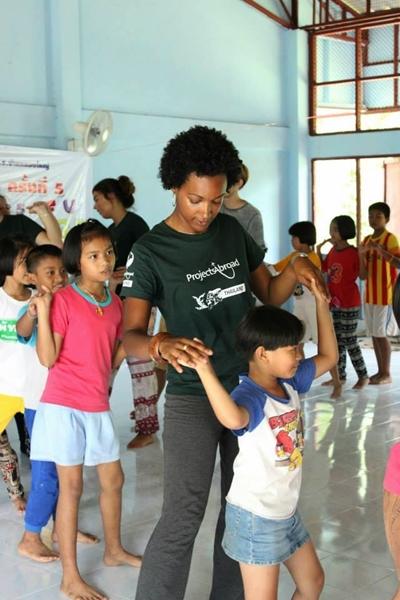 Volontaire avec Projects Abroad en Thaïlande Mahéva avec les enfants d’une école en Thaïlande
