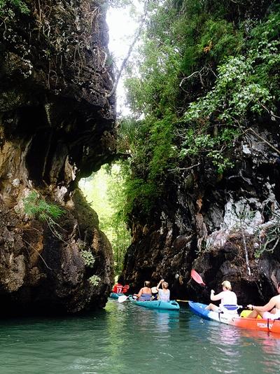 Volontaires avec Projects Abroad en mission écovolontariat en Thaïlande Volontaires se rendant en canoé pour une plongée en Thaïlande