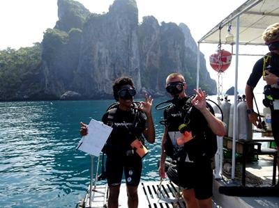 Volontaires avec Projects Abroad en écovolontariat en Thaïlande Mahéva lors d’une plongée en Thaïlande