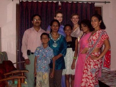 Ma famille d_'accueil, les trois volontaires accueillies et moi, revêtant ces saris traditionnels Ma famille d_'accueil, les trois volontaires accueillies et moi, revêtant ces saris traditionnels