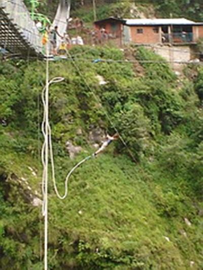 Marie Gudin, Nepal. Saut à l'élastique