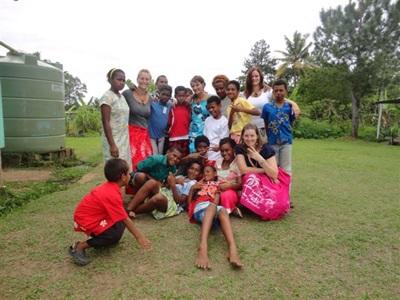 Volontaires et jeunes Fidjiens dans un projet de développement local