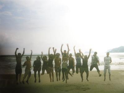 Groupe de volontaire sur une plage thailandaise Groupe de volontaire sur une plage thailandaise