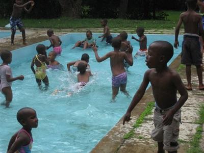 Activité piscine pour les enfants de l'orphelinat Activité piscine pour les enfants de l'orphelinat