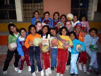 Cours de sport - foot, basket volley, dans une école péruvienne Cours de sport - foot, basket volley, dans une école péruvienne