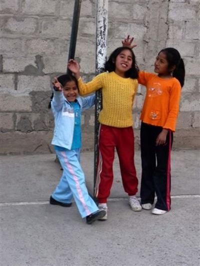 jeunes Péruviennes sur le terrain de sport jeunes Péruviennes sur le terrain de sport