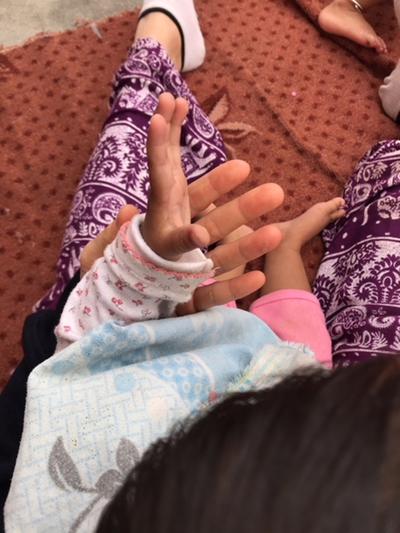 ケアボランティアで出会ったネパールの子供の小さな手 子供の小さな手に触れたネパールでのケアボランティア