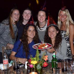 En gjeng med frivillige i Tanzania feirer på restaurant. En gruppe frivillige jenter koser deg på restaurant i Tanzania