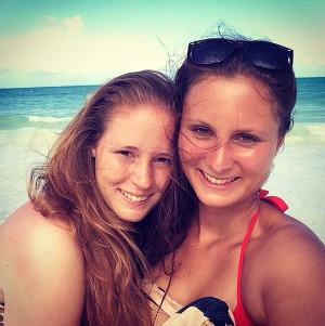 Frivillige og gode venner på stranda i Tanzania To frivillige venner koser deg på strand i Tanzania.